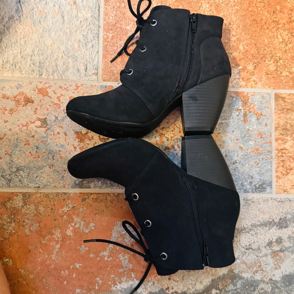 🥾NWOT!! Hip & Comfy Rampage Black Ankle Tie Booties!